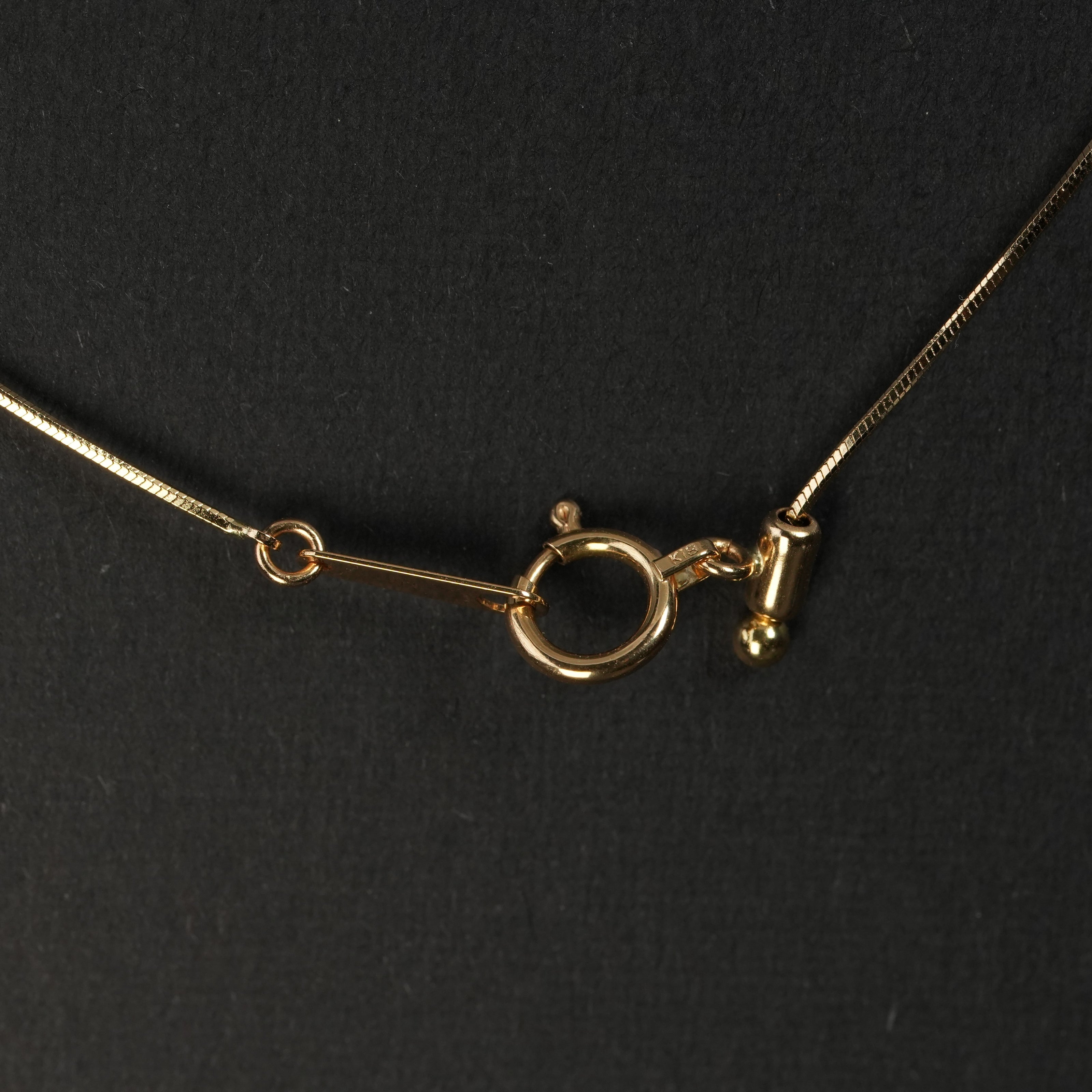 //02.quantum + 18k Yellow Gold Chain