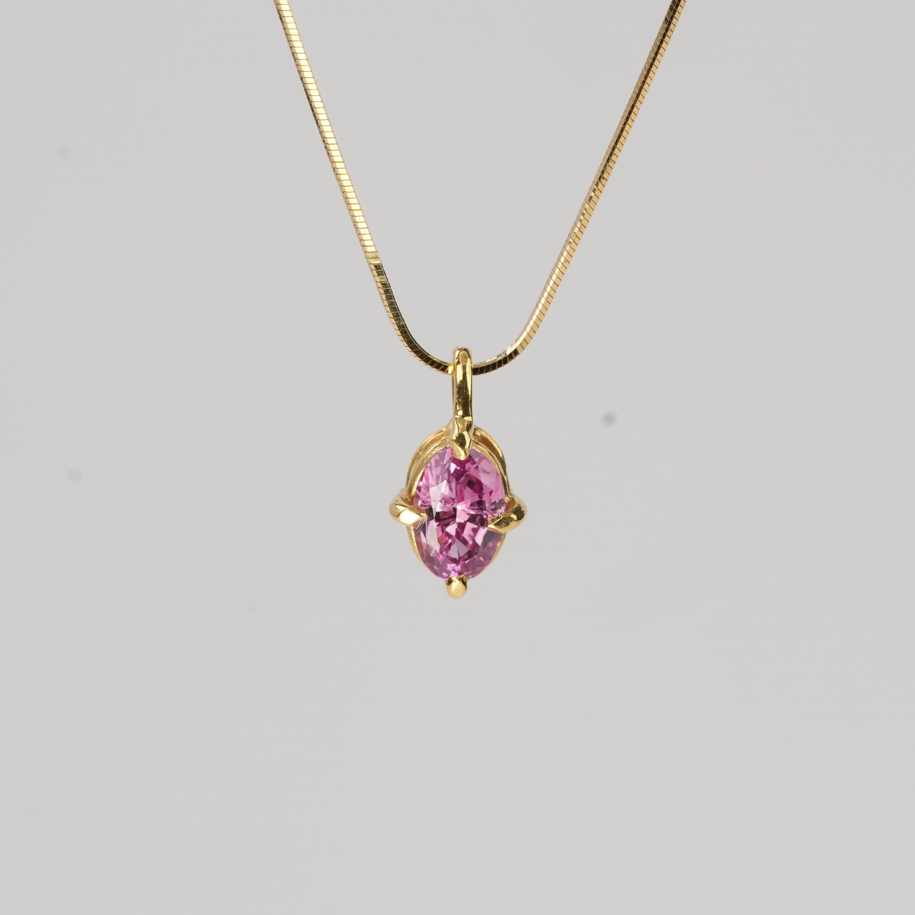 //02.quantum + 18k Yellow Gold Chain