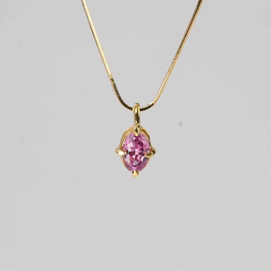 //02.quantum + 18k Yellow Gold Chain