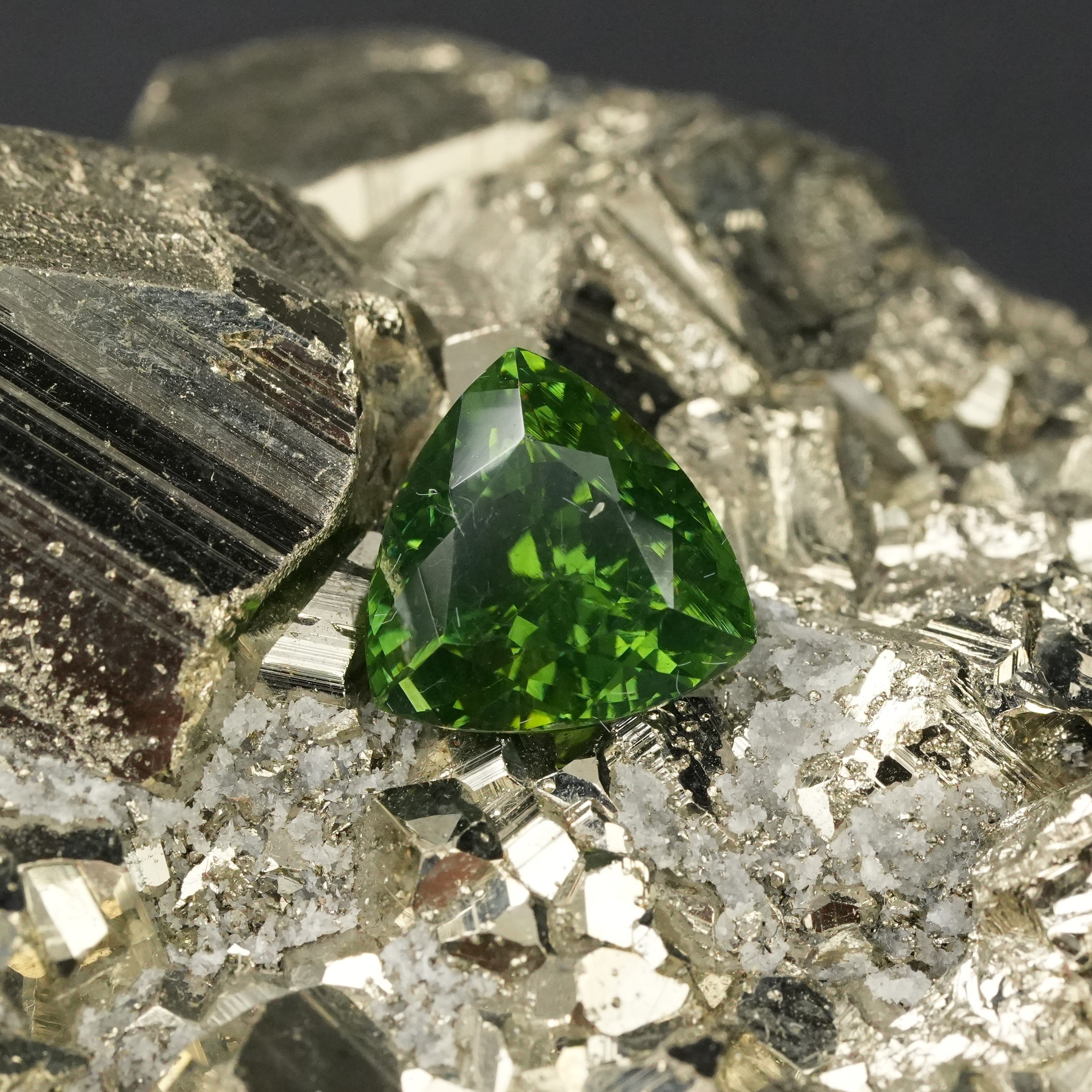 [ 4.39-Carat ] Zircon
