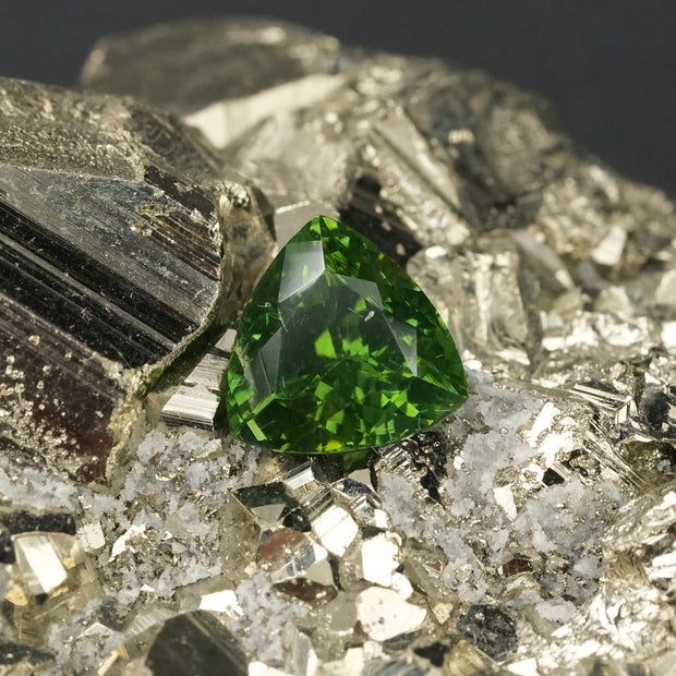 [ 4.39-Carat ] Zircon