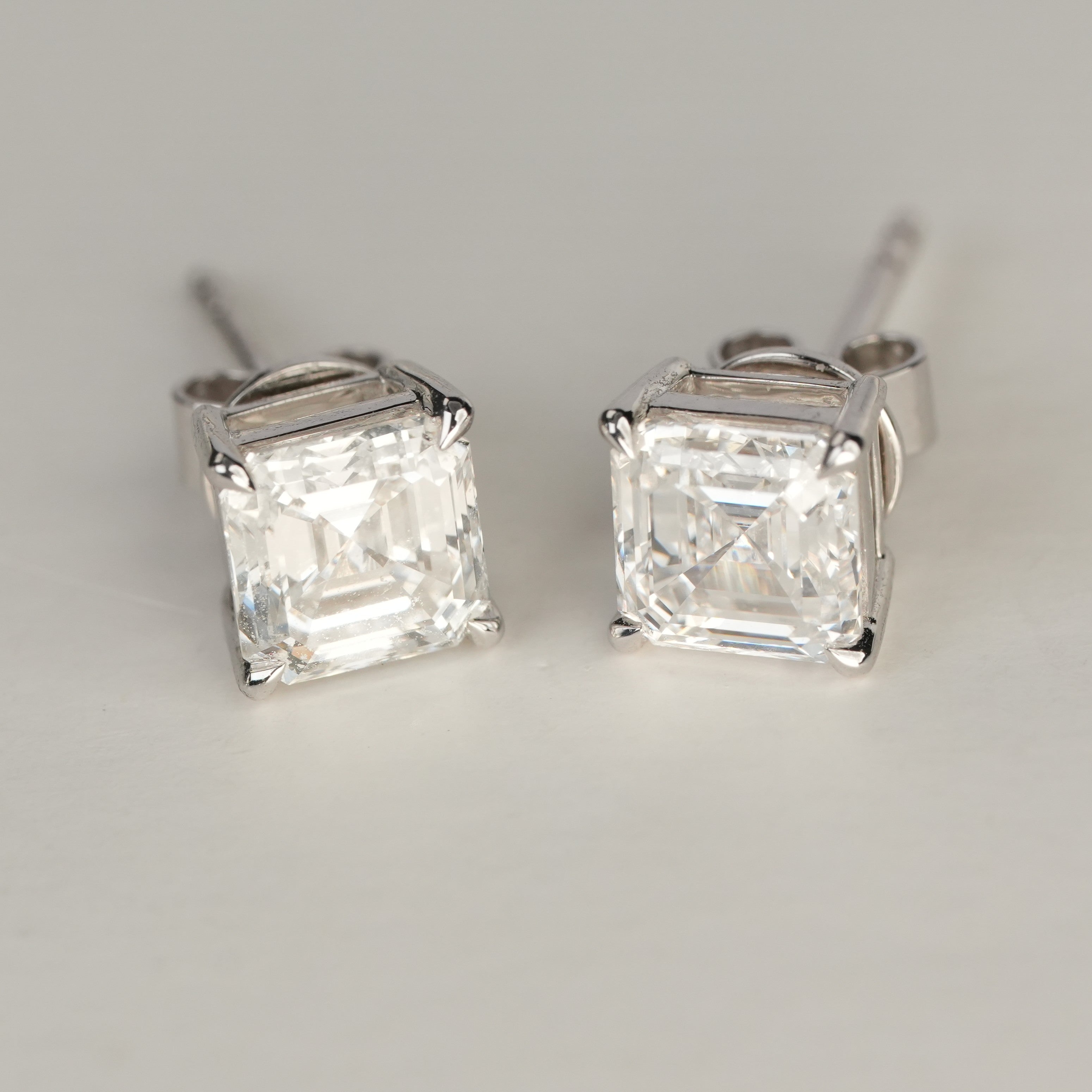[ 18K White Gold Studs ] : : [ 2-Carat ] Lab Diamond Pair