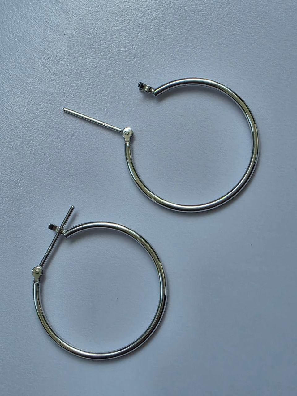 Платиновые серьги-кольца 1,5x25